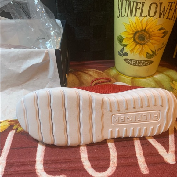 Red Tommy Hilfiger size 8 1/2m - Picture 4 of 9